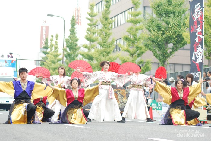 Tsu Matsuri festival tahunan dengan atraksi tarian di jalanan utama pusat kota Tsu