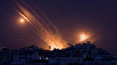 Israel mulai melancarkan serangan udara ke perbatasan Lebanon hingga menewaskan empat anggota Hizbullah pada Senin (9/10) waktu setempat. Serangan ini terjadi ketika Israel dan kelompok Hamas Palestina kembali terlibat peperangan di Jalur Gaza sejak akhir pekan lalu. (REUTERS/MOHAMMED SALEM)