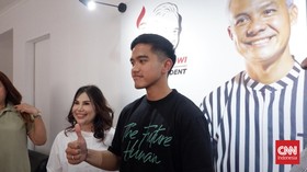 Tiba di Markas Seknas Jokowi, Kaesang Foto Bareng 'Ganjar'