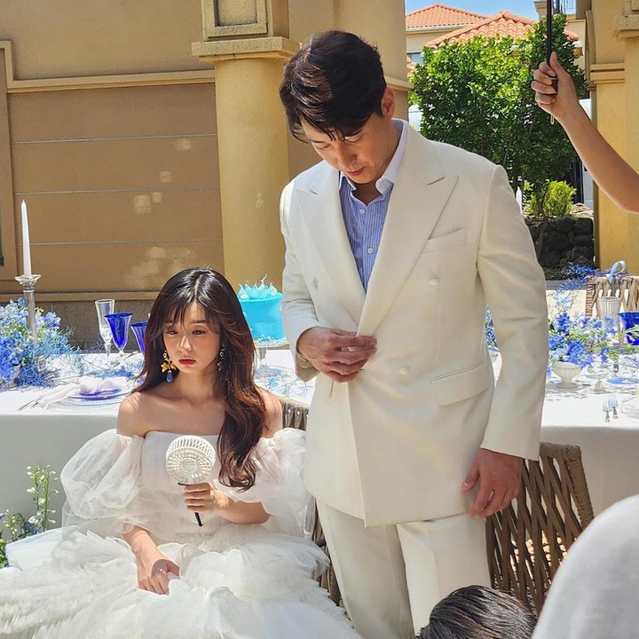 <p>Kalau di foto ini, aktor Shim Hyung Tak dan istrinya, Hirai Saya, berpakaian glamor serba putih. Sepertinya mereka sedang menyiapkan pose yang aesthetic untuk foto prewed mereka. Benar-benar menggemaskan ya, Bunda? (Foto: Instagram @hiraisaya9988)</p>