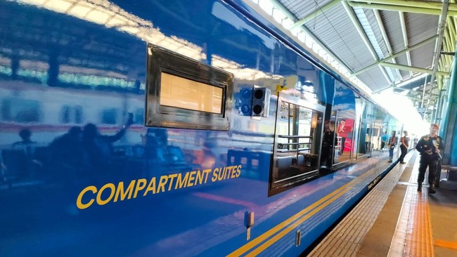 KAI memberikan tarif promo Rp1,95 juta per penumpang untuk Kereta Suite Class Compartment yang baru diluncurkan di Stasiun Gambir pada hari ini, Selasa (10/10).