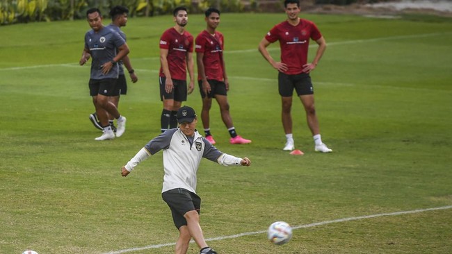 Shin Tae Yong kembali menunjukkan hak prerogatifnya di Timnas Indonesia dengan memanggil pemain-pemain dengan statistik lemah ke Piala Asia 2023 (2024).