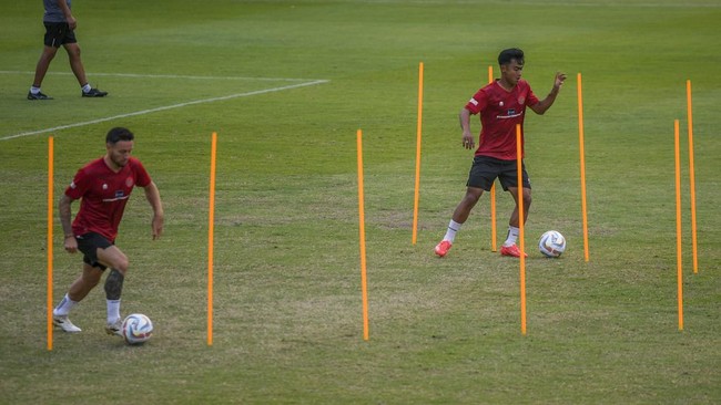 Timnas Indonesia latihan saat siang bolong sebelum leg kedua Kualifikasi Piala Dunia 2026 melawan Brunei Darussalam, Sabtu (14/10).