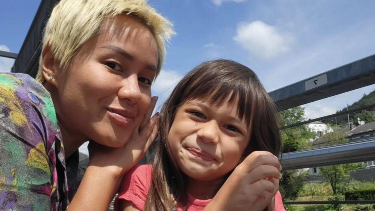 Lia Waode dan Anaknya Lia Waode dan Anaknya