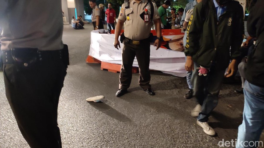 Mahasiswa bunuh diri Petugas saat melakukan olah TKP tewasnya mahasiswi di Mal Paragon Semarang, Selasa (10/10/2023).