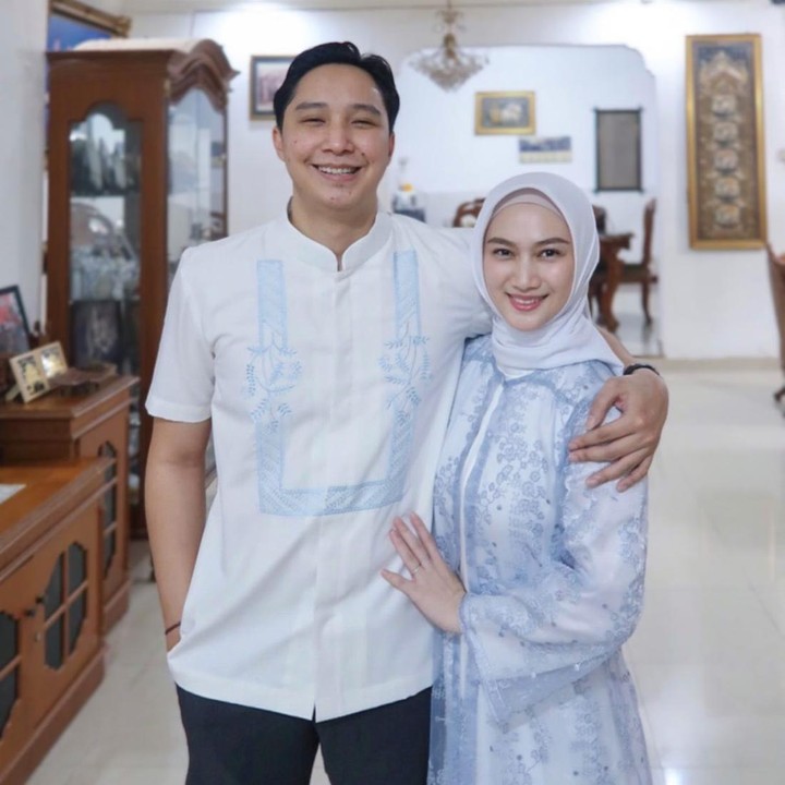 <p>Ketika itu pernikahan mereka digelar mewah dengan adat Sunda. Saat itu pula, kabar ini membuat keduanya menjadi perhatian publik. (Foto: Instagram @melodylaksani92)<br /><br /><br /></p>