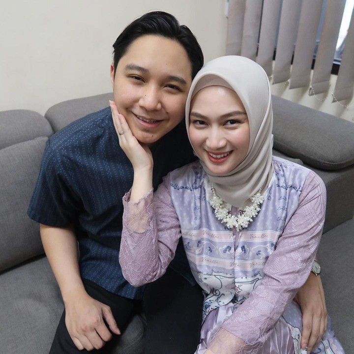 <p>Melody Nurramdhani eks JKT48 dan sang suami yang bernama Hanif Fathoni menikah pada tahun 2018, Bunda. (Foto: Instagram @melodylaksani92)<br /><br /><br /></p>