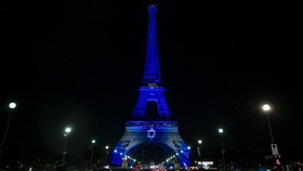 Dukung Israel, Menara Eiffel Hingga Gedung Putih Menyala Putih-Biru
