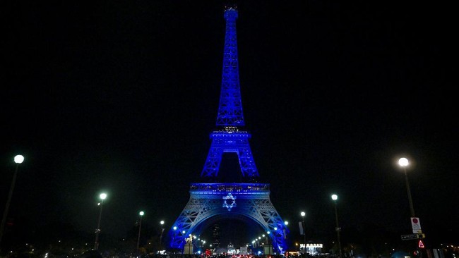 Sejumlah ikon terkenal di dunia dihiasi lampu putih-biru khas bendera Israel sebagai bentuk dukungan terhadap negara Zionis di tengah perangnya dengan Hamas.