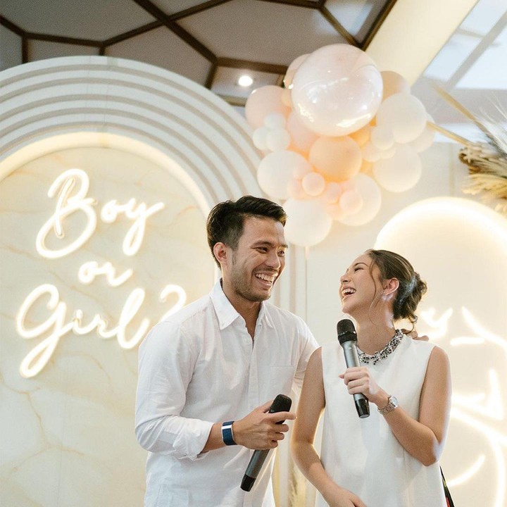 <p>Mila dan Yakup kompak memakai pakaian berwarna putih, sedikit berbeda dengan gender reveal biasanya yang memakai pakaian biru dan pink. Dari acara tersebut diketahui anak pertama Mila & Yakup berjenis kelamin perempuan, Bunda. (Foto: Instagram @jscmila)</p>