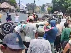 Avanza Ditumpangi 3 WN Belgia Terbalik di Besuki Situbondo