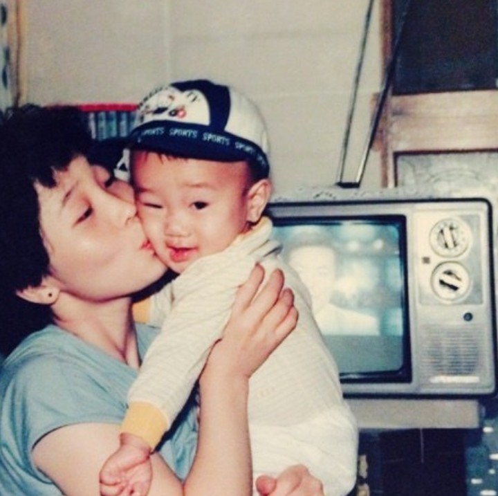 <p>Yesung Super Junior, termasuk idol K-Pop yang kerap mengunggah foto bersama sang ibunda di Instagram. (Foto: Instagram @yesung1106)</p>