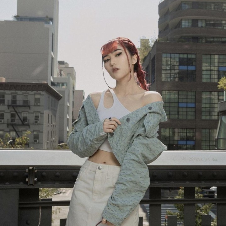 <p>Isyana Sarasvati adalah salah satu musisi Tanah Air yang kerap menghadiri acara-acara penting, Bunda. Hal ini membuat ia berkesempatan bertemu dengan beberapa figur publik terkenal, termasuk para artis dari Korea Selatan. (Foto: Instagram @isyanasarasvati)<br /><br /><br /></p>