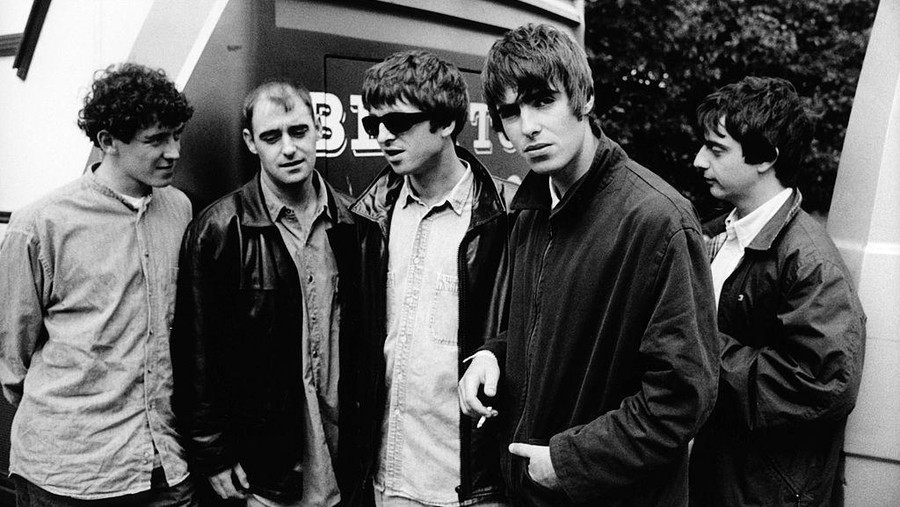 NETHERLANDS - JANUARY 01:  NETHERLANDS  Photo of Liam GALLAGHER and Noel GALLAGHER and OASIS, L-R:Tony McCarroll, Paul 'Bonehead' Arthurs, Noel Gallagher, Liam Gallagher, Paul 'Guigsy' McGuigan - posed, group shot  (Photo by Michel Linssen/Redferns)