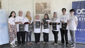 Optik Seis dan Iwan Tirta Private Collection Bantu Pembatik Pekalongan