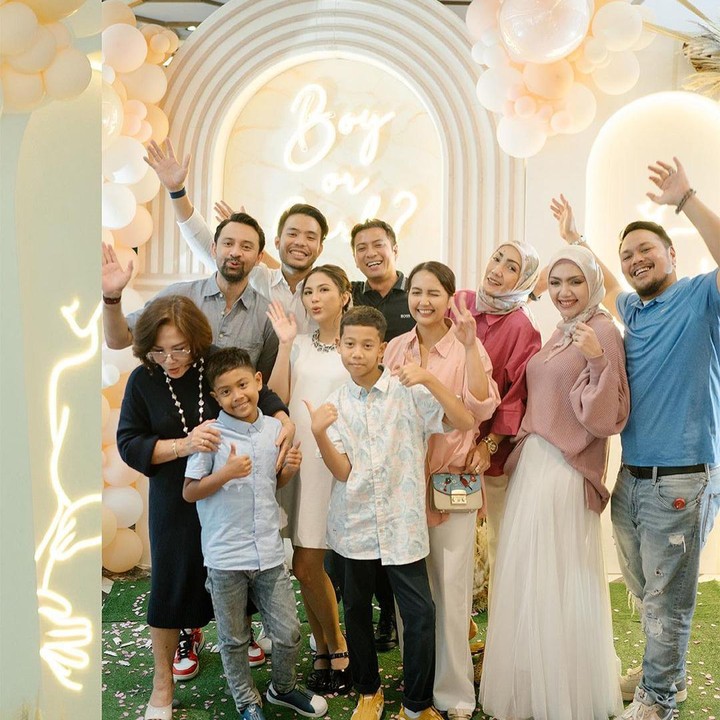 <p>Keluarga besar Jessica Mila juga hadir menambah semarak suasana, Bunda. Berbeda dengan keluarga Yakup, kelurarga besar Jessica Mila menggunakan pakaian berwarna biru dan pink. (Foto: Instagram: @jscmila)</p>
