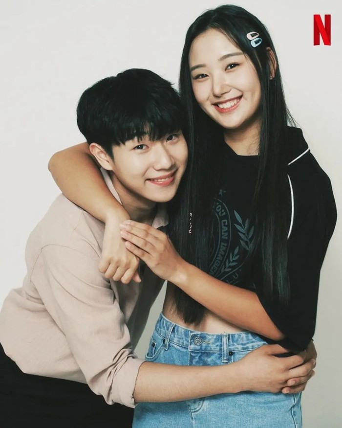 Pasangan Hee Ji dan Pyeong Seok dari program dating Netflix '19/20' selalu berhasil membuat publik gemas dengan momen dan interaksi terbaru yang dibagikan melalui akun sosial media masing-masing./ Foto: instagram.com/netflixkr