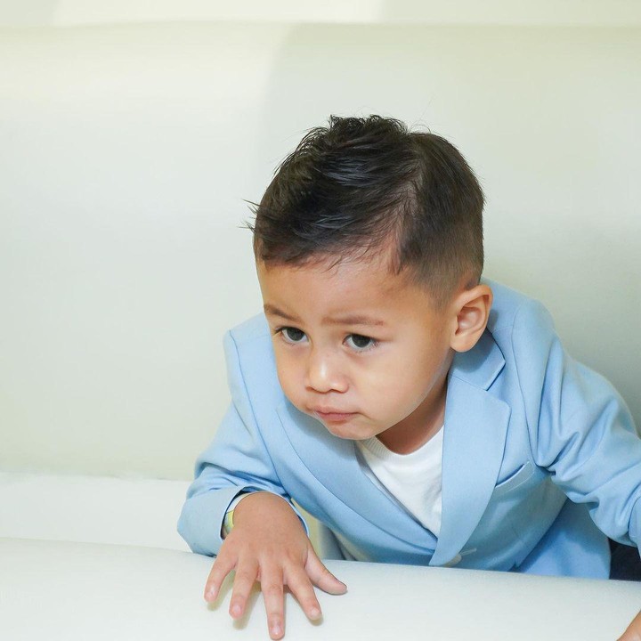 <p>"<em>Happy birthday</em> dedek Ho, semoga selalu sehat, tumbuh jadi anak <em>sholeh</em> dan jadi kebanggaan Papa dan Mama, <em>aamiinn</em> YRA," kata seorang netizen. "HBD dedek Ho, semoga panjang umur, sehat terus jadi anak <em>sholeh</em>, berbakti pada orang tua amiin YRA," tutur netizen lainnya. (Foto: Instagram: @baimwong)</p>
