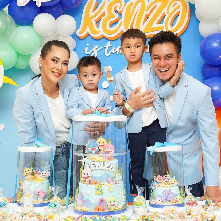 <p>Paula dan Baim pun merayakan ulang tahun Kenzo dengan sangat meriah. Dengan tema Baby Shark, Kenzo dan keluarga terlihat mengenakan pakaian bernuansa biru muda dan putih. (Foto: Instagram: @baimwong)</p>