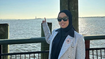 img-title Diundang di Ultah Hotman Paris, Putri Ariani Dulu Pernah Dibayar Pakai Beras