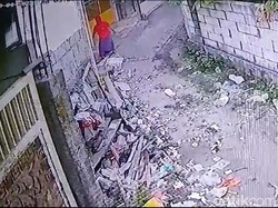 Masriah Berulah Lagi, Kini Buang Sampah di Depan Rumah Wiwik Sambil Joget