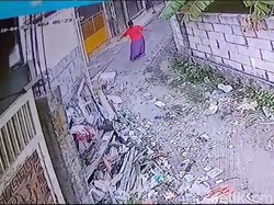 Terekam CCTV, Masriah Blokir Rumah Wiwik Pakai Beton-Joget Usai Buang Sampah