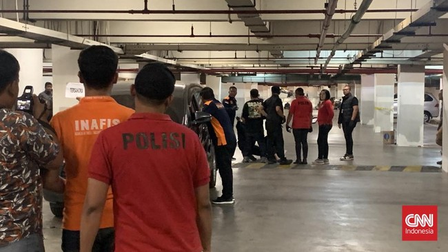 Keluarga korban mengaku ada pihak yang mengaku utusan ayah tersangka datang ke rumah, meminta damai dan menawarkan uang.