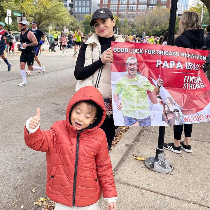<p>Diketahui bahwa suami mereka, Ibnu Jamil dan Michael Andrew mengikuti lomba lari maraton di sana. Momen tersebut pun dibagikan di akun Instagram masing-masing, nih. (Foto: Instagram @ririnekawati dan @riniyulianti)<br /><br /><br /></p>