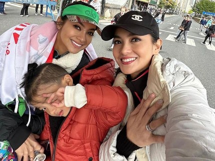 Kompak! 5 Potret Ririn Ekawati & Rini Yulianti Dukung Suami Masing-masing di Chicago Marathon