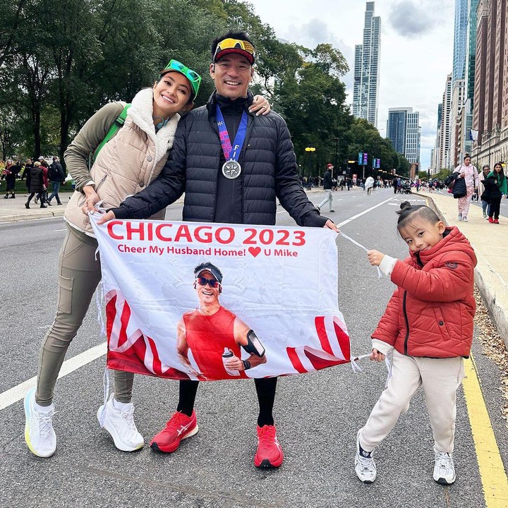 <p>Dalam unggahan tersebut, Ririn dan Rini terlihat kompak dengan <em>outfit</em> masing-masing. Ditambah lagi, mereka juga membuat spanduk yang berisi foto serta kalimat motivasi. (Foto: Instagram @ririnekawati dan @riniyulianti)<br /><br /><br /></p>