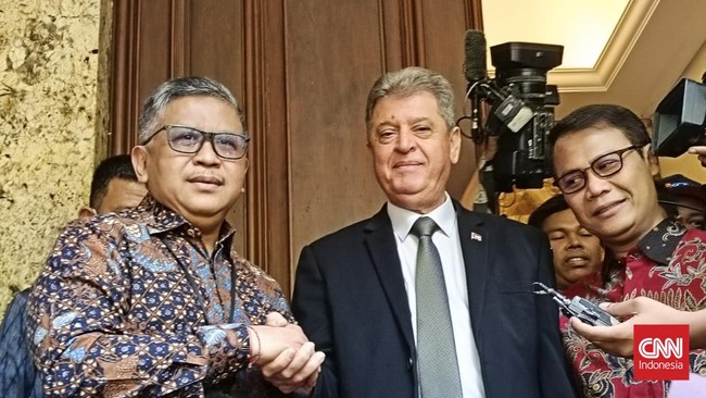Sekjen PDIP Hasto Kristiyanto bertemu dengan Dubes Palestina Zuhair Al Shun. Ia menegaskan dukungan terhadap kemerdekaan Palestina.