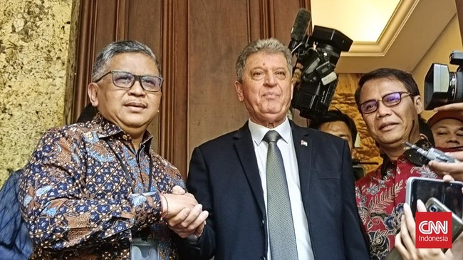 Kedatangan Sekjen PDIP Hasto Kristiyanto ke Kedubes Palestina ini dilakukan di tengah perang Israel dan Hamas yang pecah sejak Sabtu 7 Oktober.