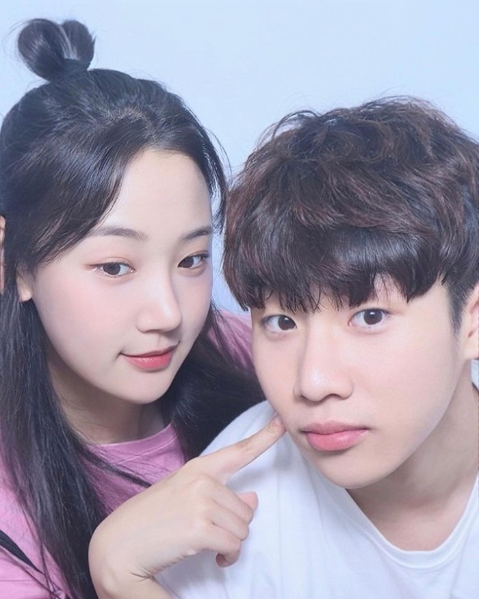 Setelah acara '19/20' usai mengudara, keduanya masih melanjutkan hubungan asmara secara jarak jauh mengigat lingkungan tempat tinggal yang cukup jauh dimana Hee Ji tinggal di Ilsan dan Pyeong Seok berada di Busan./ Foto: instagram.com/no._.easy