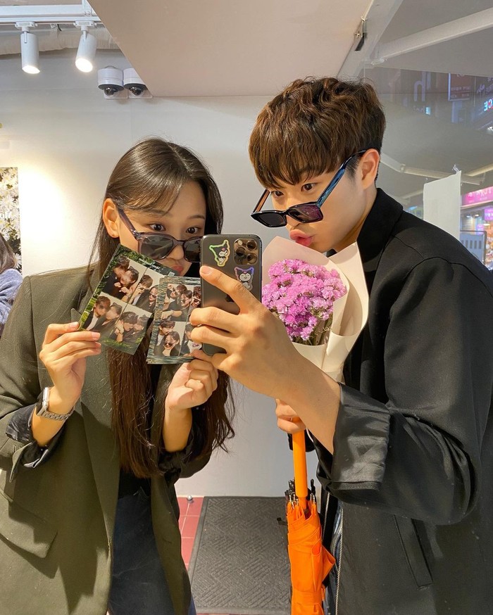 Tak bisa sering bertemu, Hee Ji dan Pyeong Seok membuat akun YouTube dengan username 'pyeongji_couple' untuk mengabadikan setiap momen pertemuan mereka dan akan ada unggahan video terbaru setiap hari Selasa./ Foto: instagram.com/no._.easy