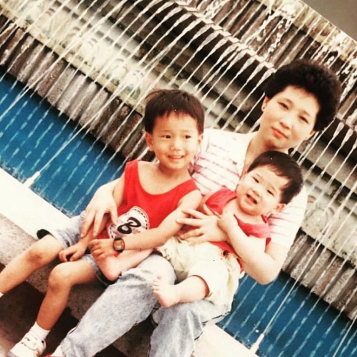<p>Tak luput, momen menggemaskan bersama sang bunda dan saudara laki-lakinya turut ia bagikan dalam media sosialnya. Lucu nan mengharukan, Bunda. (Foto: Instagram @yesung1106)</p>