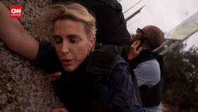 VIDEO: Kala Jurnalis CNN Merunduk Akibat Rudal Perang Israel-Palestina