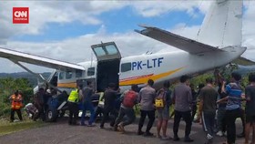 VIDEO: Rem Tak Berfungsi, Pesawat di Bandara Kenyam Keluar Runway