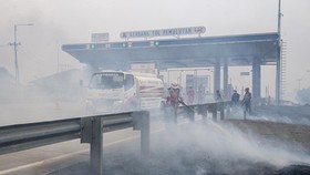 FOTO: Tol Palembang-Indralaya Tertutup Asap Kebakaran Hutan dan Lahan
