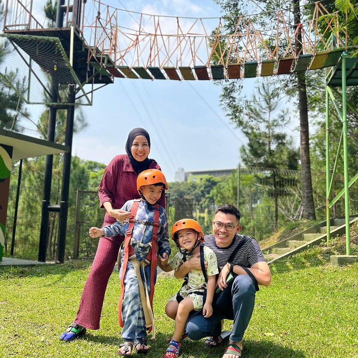 <p>Meski memiliki banyak bisnis, Tya dan keluarganya hidup sederhana. Bahkan, netizen pun mengaku mengidolakan dan mendoakan agar mereka sehat selalu. "Wahhh MasyaAllah, sehat selalu kak sekeluarga," ujar @yhuli****. (Foto: Instagram @tya_ariestya)</p>