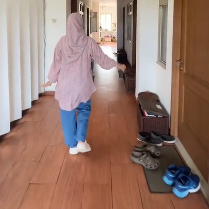 <p>Indekos tersebut terdiri dari empat lantai dengan puluhan kamar. Indekos ini juga dilengkapi beragam fasilitas, mulai dari parkiran, balkon, dapur, ruang cuci dan jemur, hingga galon minum gratis yang tersedia di lorong setiap lantai. (Foto: Instagram @tya_ariestya)<br /><br /><br /></p>