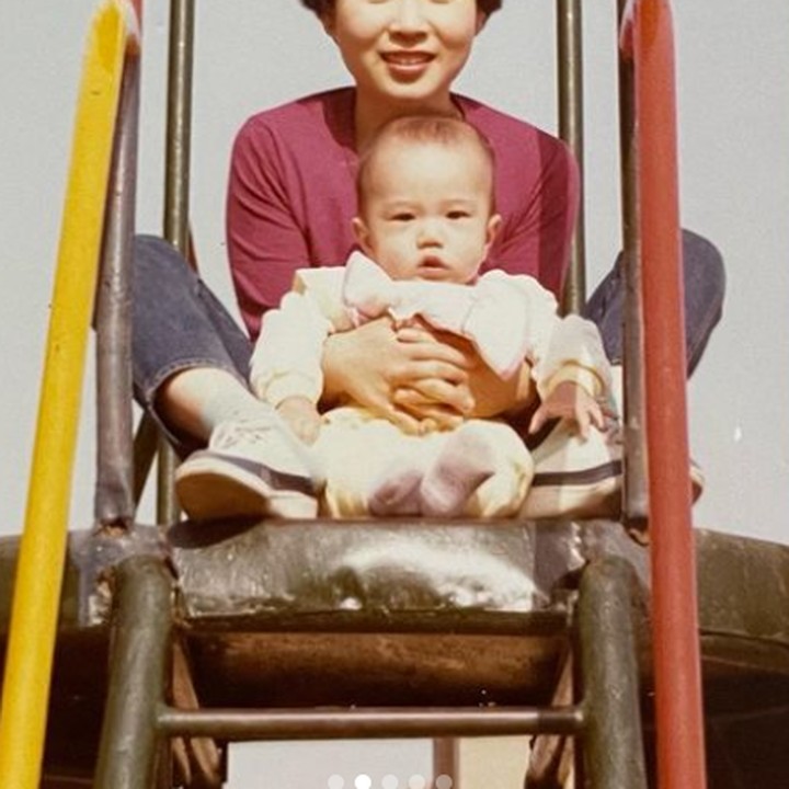 <p>Yesung kecil bersama sang ibunda terlihat sangat menggemaskan. Dalam postingannya tersebut, Yesung bahkan menuliskan "The greatest happiness in life". (Foto: Instagram @yesung1106)</p>