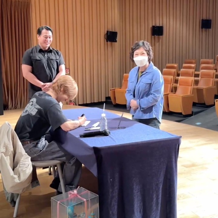 <p>Terbaru, sang ibunda memberi kejutan dengan datang ke fan sign sang putra. Yesung pun kemudian mengunggah video dengan caption manis. "Mom's surprise visit. If you watched this video, why don't you tell her mom you love her today?" (Foto: Instagram @yesung1106)</p>
