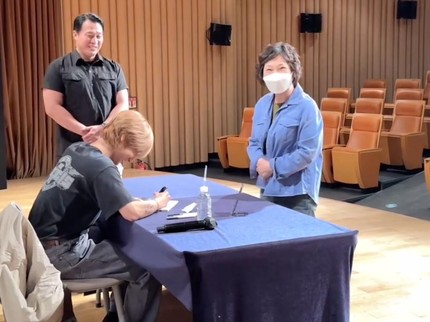 5 Potret Manis Yesung Super Junior dan Ibunda, Terbaru Dapat Kejutan di Acara Fan Sign