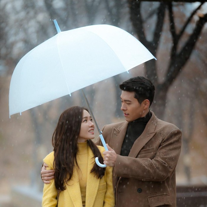 Crash Landing On You menceritakan Yoon Se Ri, yang tidak sengaja terjebak di Korea Utara dan bertemu secara tidak terduga dengan Ri Jung Hyuk, seorang tentara Korea Utara yang berusaha membantunya kembali ke Korea Selatan.