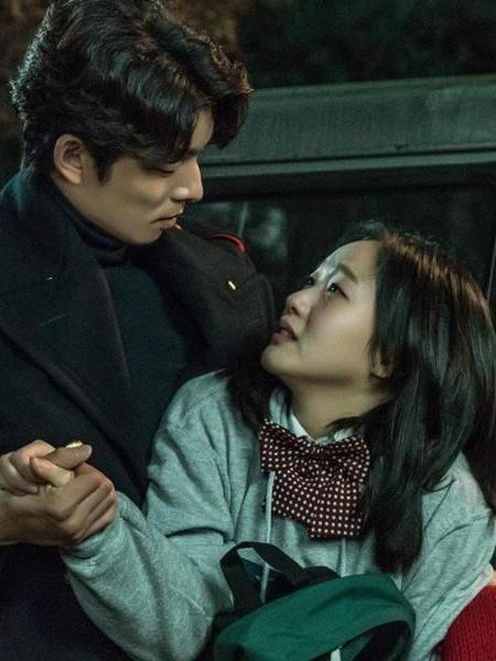 Adegan terjatuh dan ditolong oleh male lead di Goblin