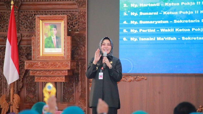 Bupati Klaten mengajak seluruh jajaran PKK Klaten untuk meningkatkan kualitas organisasi dan bersama menekan angka stunting atau gizi buruk di Kabupaten Klaten.