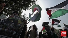 Massa Bela Palestina Bakar Bendera AS-Israel di Depan Kedubes Amerika
