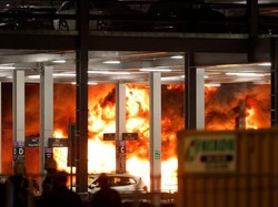 Bandara Luton di London Terbakar, Semua Penerbangan Dibatalkan