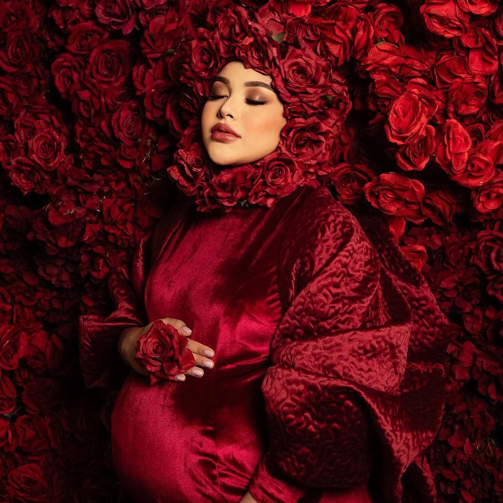 <p>Bru-baru ini, Aurel Hermansyah melakukan <em>maternity shoot</em> kehamilan keduanya, Bunda. Konsep <em>maternity shoot</em> Aurel ini dapat dikatakan sangat unik, Bunda. Pasalnya, ia memilih tema bunga-bunga berwarna merah yang membuatnya tampil cantik. (Foto: Instagram: @aurelie.hermansyah)</p>