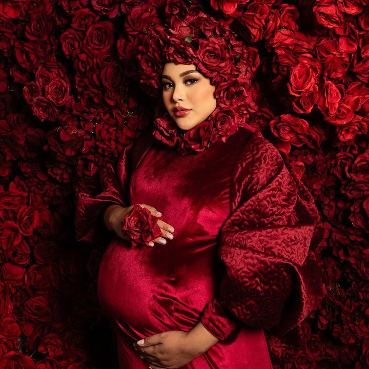 <p>Dekorasi yang dipenuhi oleh bunga-bunga mawar berwarna merah menambah kesan mewah dan elegan pada <em>maternity shoot</em> ini. Baju dan hiasan kepala yang digunakan Aurel juga sangat cocok dengan tema yang dipilih. (Foto: Instagram: @aurelie.hermansyah)</p>